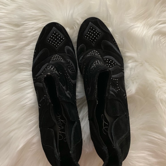 NWOT Fergie Embossed Western Ankle Boot - Picture 4 of 8